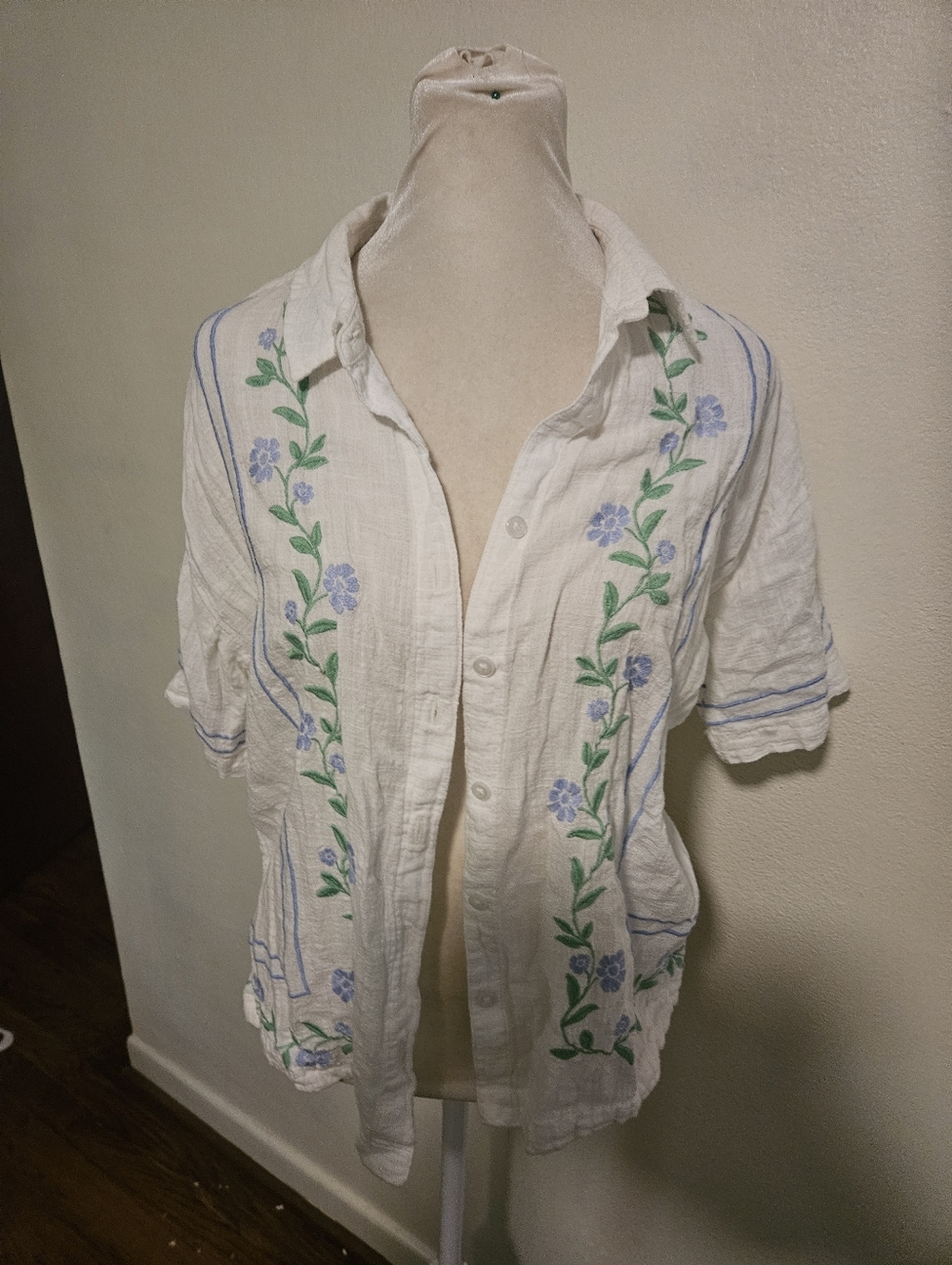 Arizona Jean Company Cream Button-Up Top with Blue Floral Accents Medium